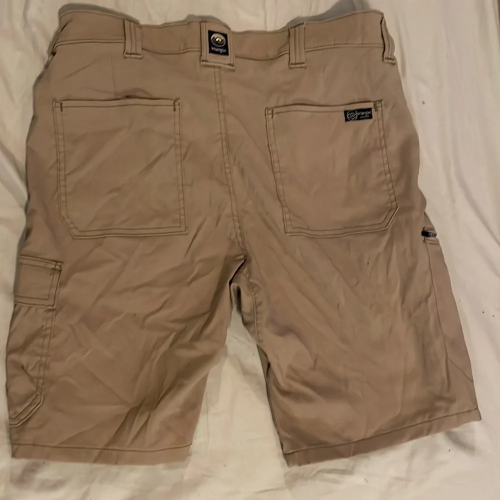 Wrangler cargo shorts. - Picture 2 of 3